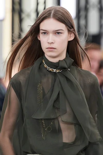 Look 15
